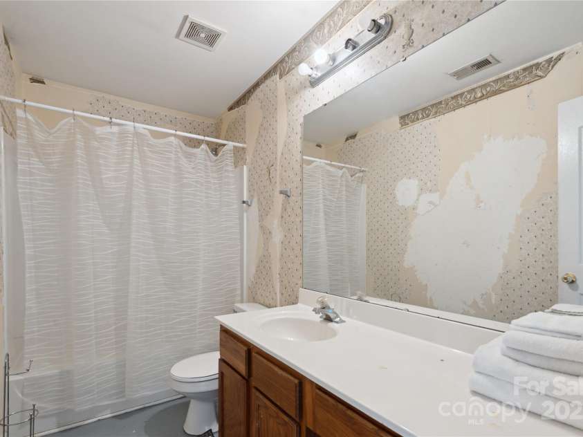 11440 Lamoille Lane, Charlotte, NC 28278.  MLS# CAR4274644, YatesRealty ID 24264. 