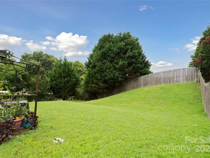 11440 Lamoille Lane, Charlotte, NC 28278.  MLS# CAR4274644, YatesRealty ID 24264. 