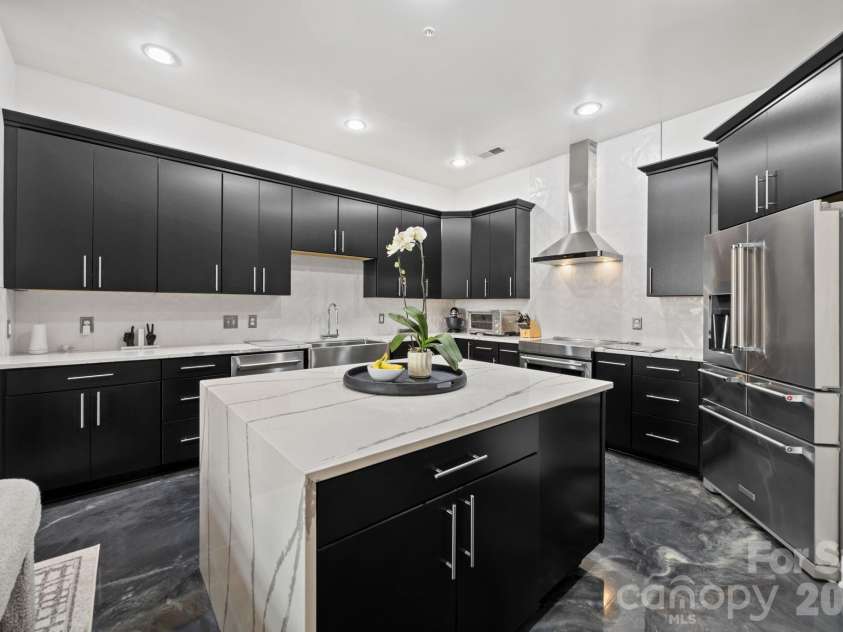 921 Westmere Avenue, Charlotte, NC 28208.  MLS# CAR4357754, YatesRealty ID 24265. 