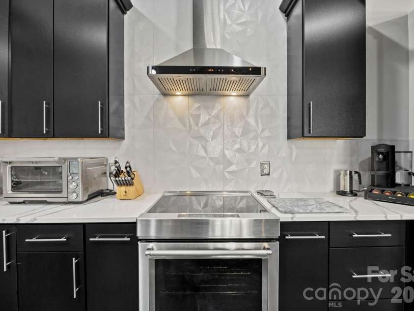 921 Westmere Avenue, Charlotte, NC 28208.  MLS# CAR4357754, YatesRealty ID 24265. 