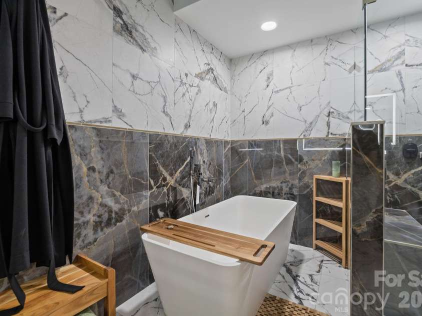 921 Westmere Avenue, Charlotte, NC 28208.  MLS# CAR4357754, YatesRealty ID 24265. 