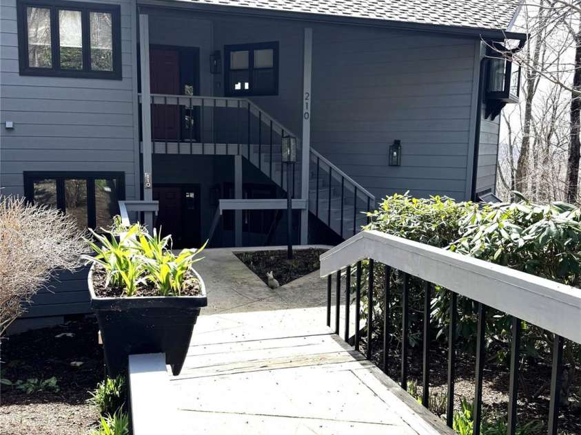 210 Grouse Moor Drive, Linville, NC 28646.  MLS# CAR4366629, YatesRealty ID 24267. 
