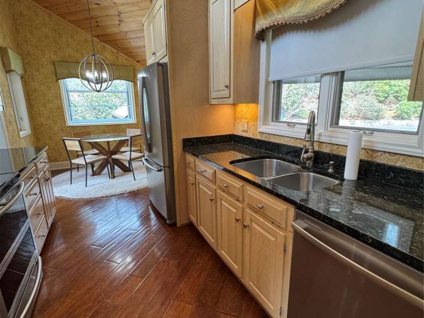 210 Grouse Moor Drive, Linville, NC 28646.  MLS# CAR4366629, YatesRealty ID 24267. Kitchen