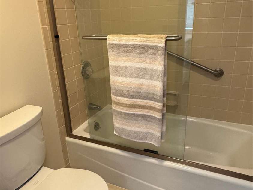210 Grouse Moor Drive, Linville, NC 28646.  MLS# CAR4366629, YatesRealty ID 24267. Primary Bath