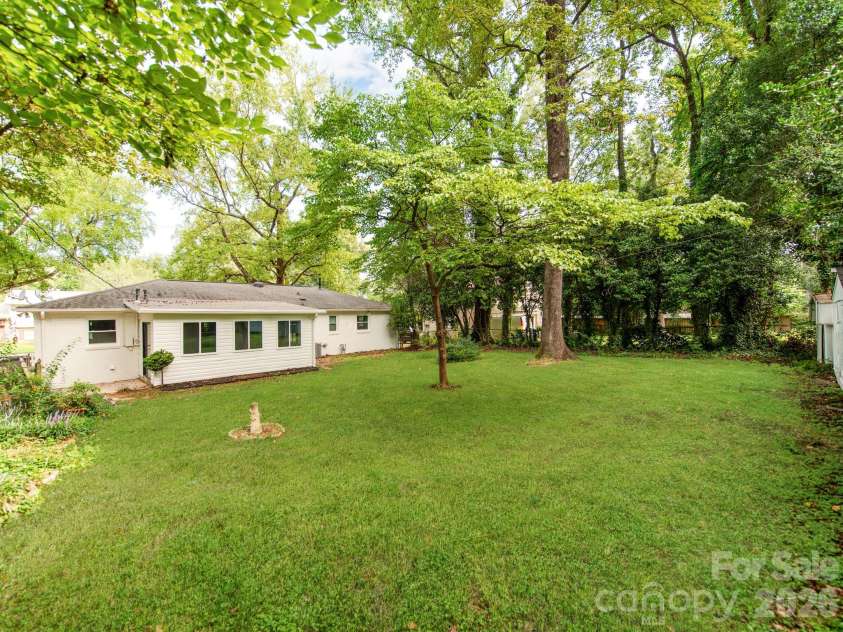3326 Bonneville Drive, Charlotte, NC 28205.  MLS# CAR4418500, YatesRealty ID 24268. 