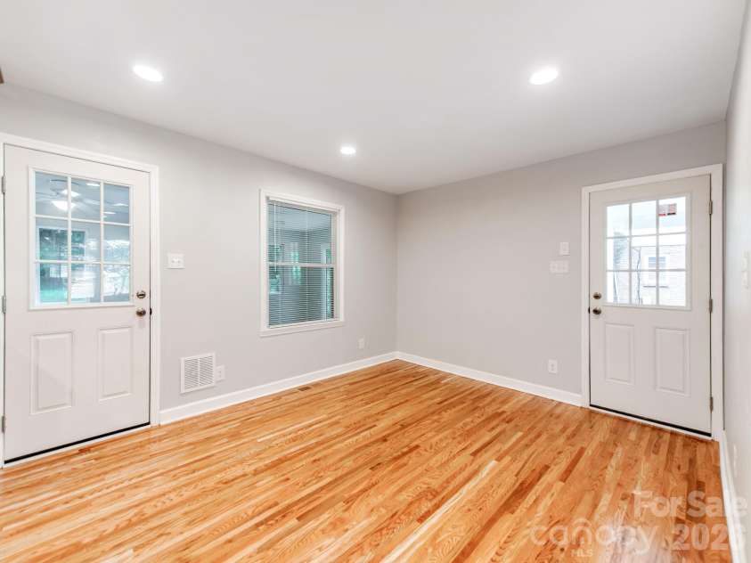 3326 Bonneville Drive, Charlotte, NC 28205.  MLS# CAR4418500, YatesRealty ID 24268. 