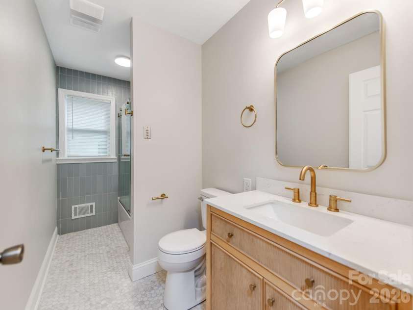 3326 Bonneville Drive, Charlotte, NC 28205.  MLS# CAR4418500, YatesRealty ID 24268. 