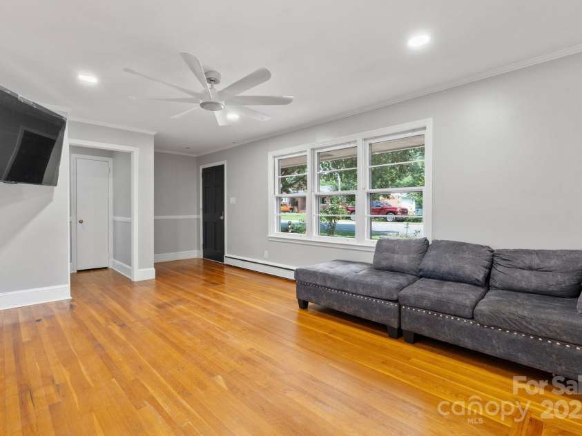 524 Bonview Avenue, Lincolnton, NC 28092.  MLS# CAR4278797, YatesRealty ID 24269. 