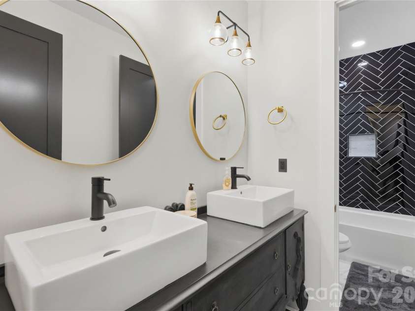 1109 Leigh Avenue, Charlotte, NC 28205.  MLS# CAR4379986, YatesRealty ID 24272. 