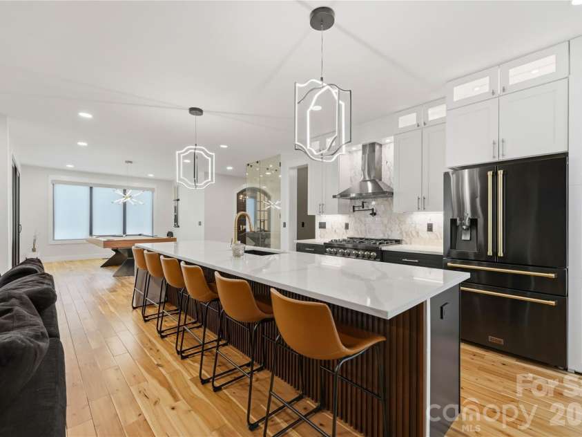 1109 Leigh Avenue, Charlotte, NC 28205.  MLS# CAR4379986, YatesRealty ID 24272. Beautiful Chef's Kitchen