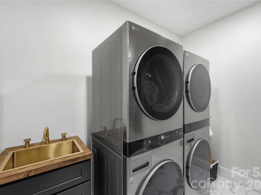 1109 Leigh Avenue, Charlotte, NC 28205.  MLS# CAR4379986, YatesRealty ID 24272. Large Laundry Room