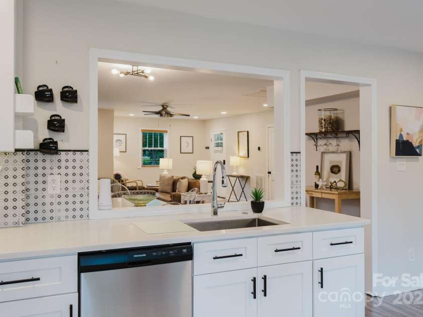 3307 Draper Avenue, Charlotte, NC 28205.  MLS# CAR4270035, YatesRealty ID 24273. 