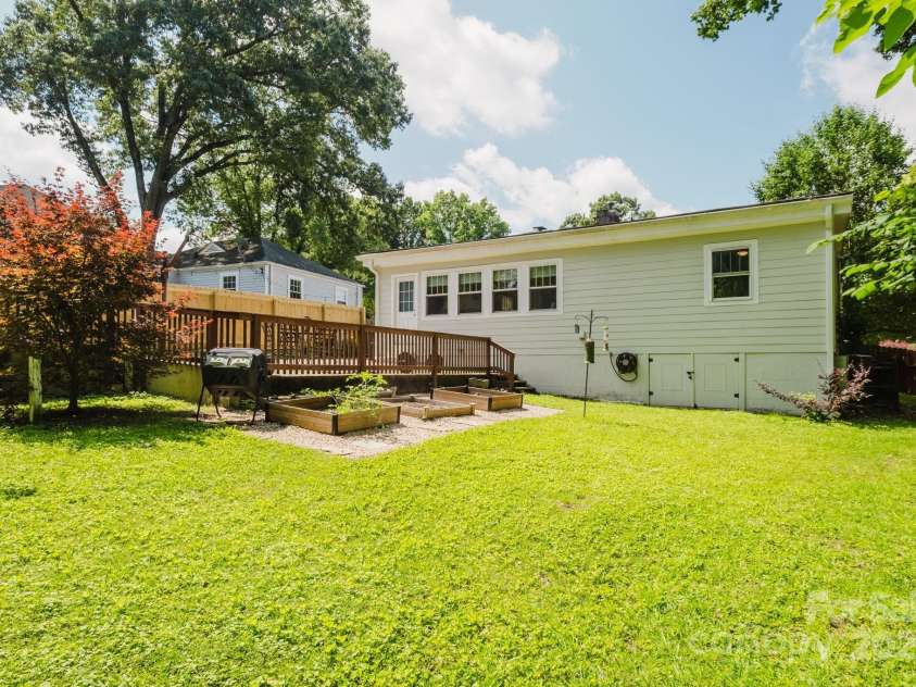3307 Draper Avenue, Charlotte, NC 28205.  MLS# CAR4270035, YatesRealty ID 24273. 