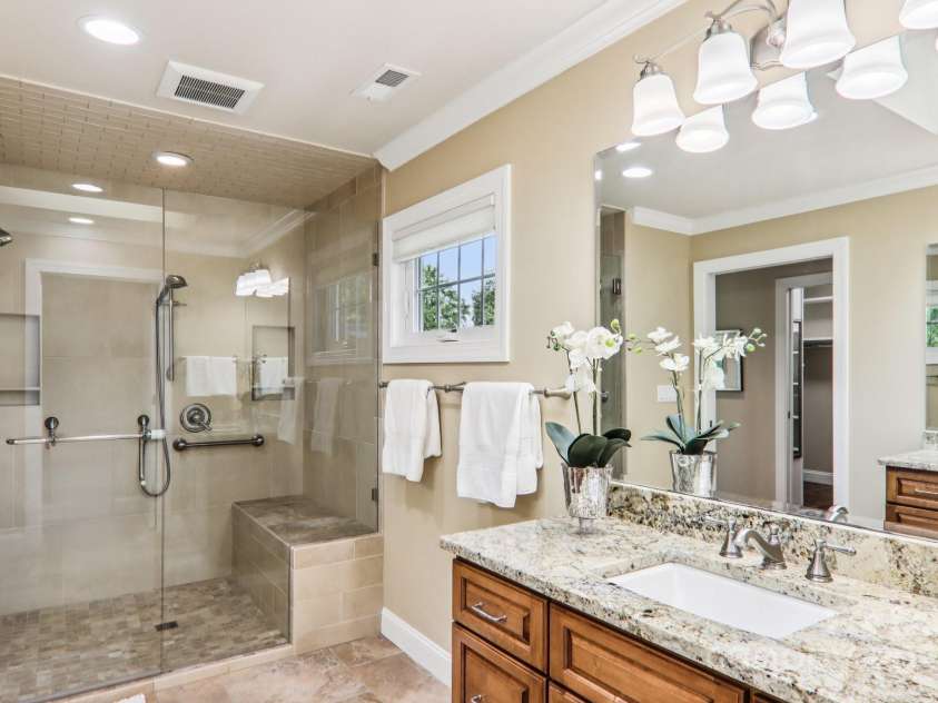 119 Hawthorn Drive, Hendersonville, NC 28791.  MLS# CAR4260903, YatesRealty ID 24278. Primary Bath