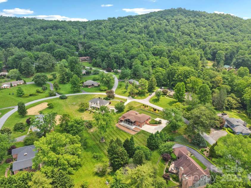 119 Hawthorn Drive, Hendersonville, NC 28791.  MLS# CAR4260903, YatesRealty ID 24278. Stunning neighborhood
