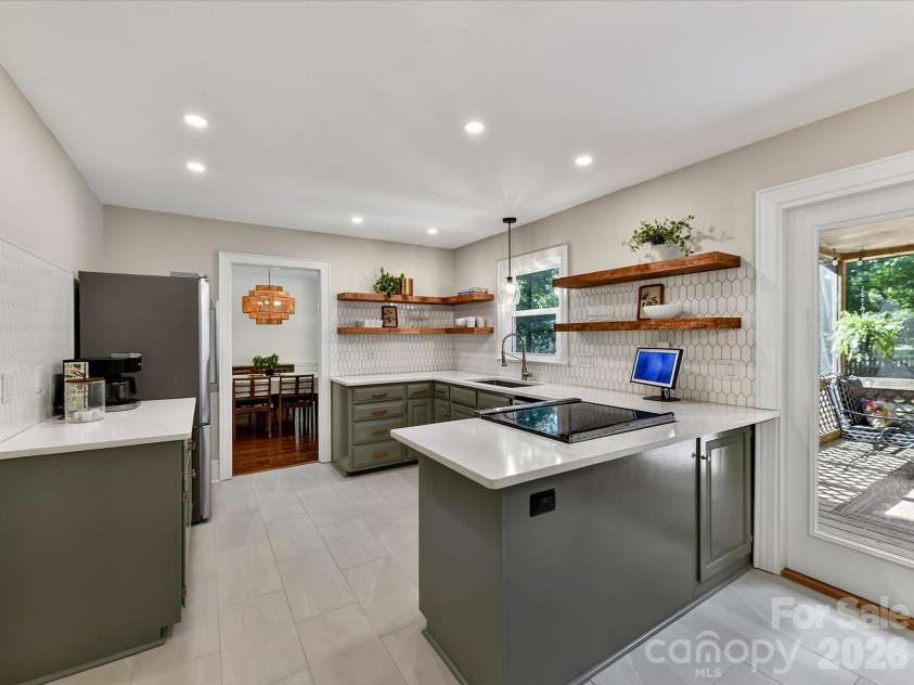 9912 Hanover Hollow Drive, Charlotte, NC 28210.  MLS# CAR4380529, YatesRealty ID 24283.  