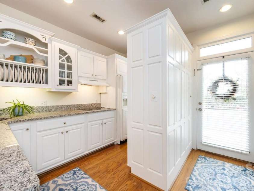 3443 Slope Lane, Charlotte, NC 28209.  MLS# CAR4376974, YatesRealty ID 24286. 