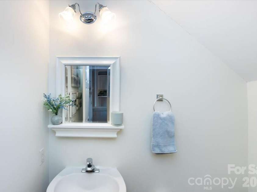 3443 Slope Lane, Charlotte, NC 28209.  MLS# CAR4376974, YatesRealty ID 24286. 