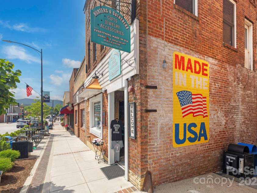 193 Falls View Drive, Lake Toxaway, NC 28747.  MLS# CAR4267831, YatesRealty ID 24289. 