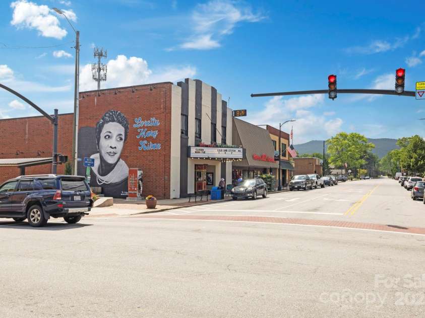 193 Falls View Drive, Lake Toxaway, NC 28747.  MLS# CAR4267831, YatesRealty ID 24289. 