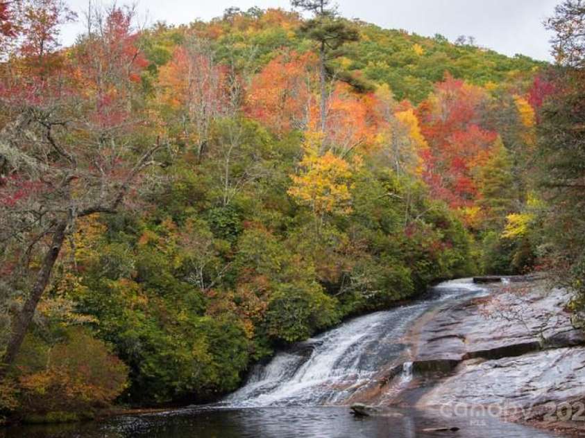 193 Falls View Drive, Lake Toxaway, NC 28747.  MLS# CAR4267831, YatesRealty ID 24289. 