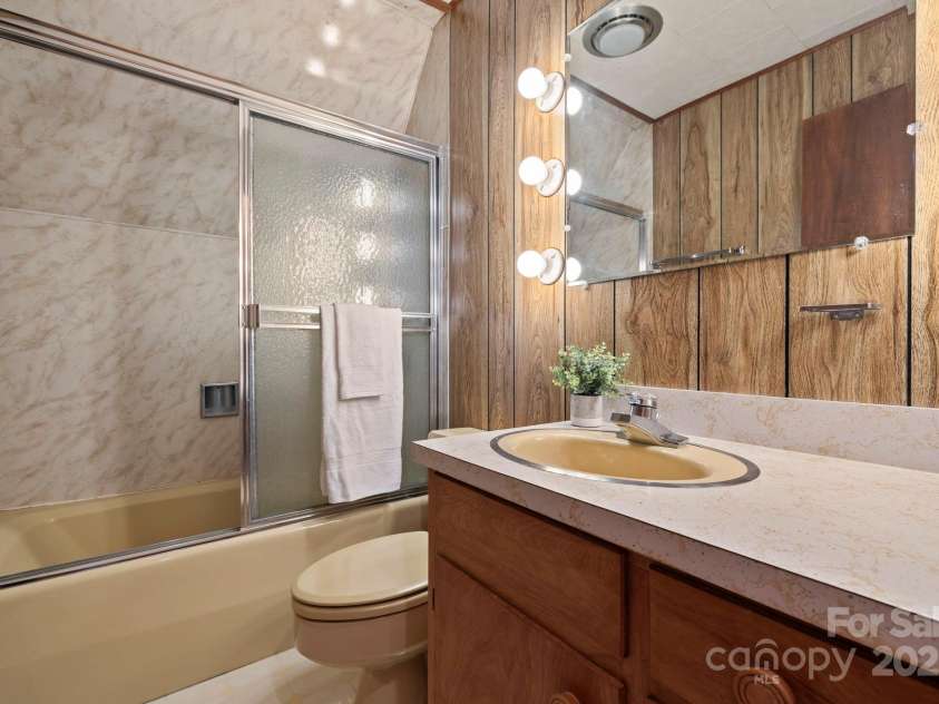 193 Falls View Drive, Lake Toxaway, NC 28747.  MLS# CAR4267831, YatesRealty ID 24289. Bathroom #2 - upper level