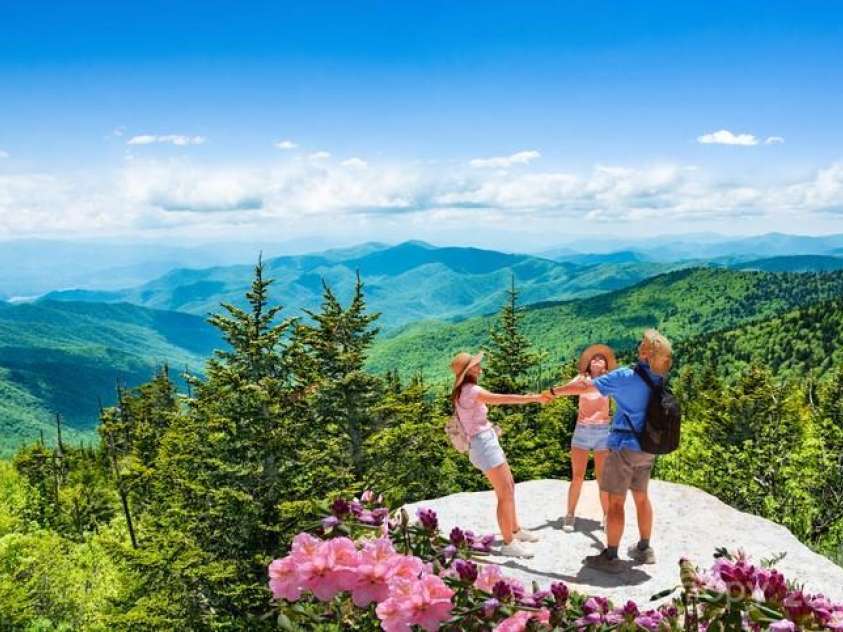 193 Falls View Drive, Lake Toxaway, NC 28747.  MLS# CAR4267831, YatesRealty ID 24289. Explore national state parks - Gorges, Pisgah, and Dupont