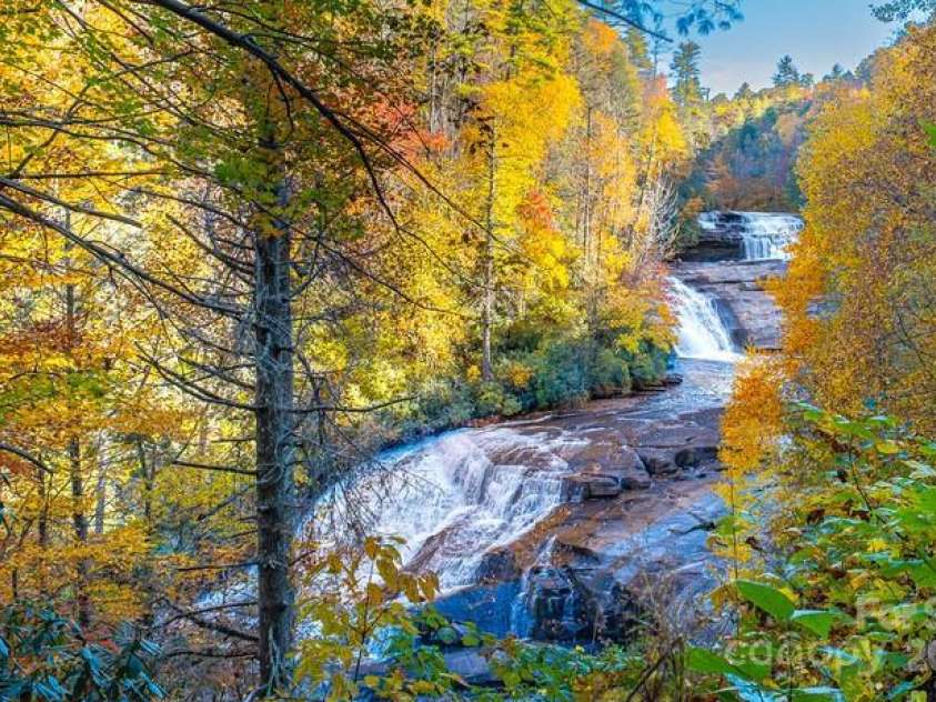 193 Falls View Drive, Lake Toxaway, NC 28747.  MLS# CAR4267831, YatesRealty ID 24289. Nearby towns: Brevard, Sapphire, Cashiers, Highlands