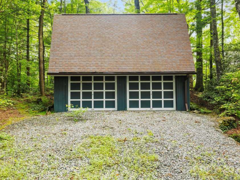 193 Falls View Drive, Lake Toxaway, NC 28747.  MLS# CAR4267831, YatesRealty ID 24289. Oversized 2 car detached garage