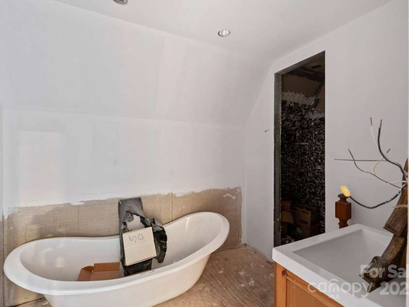 193 Falls View Drive, Lake Toxaway, NC 28747.  MLS# CAR4267831, YatesRealty ID 24289. Primary Bathroom