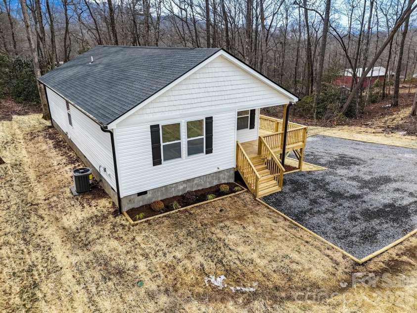 14 Knox Road, Black Mountain, NC 28711.  MLS# CAR4327313, YatesRealty ID 2429. 