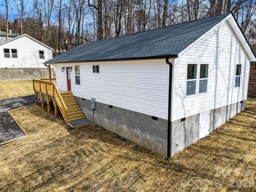 14 Knox Road, Black Mountain, NC 28711.  MLS# CAR4327313, YatesRealty ID 2429. 