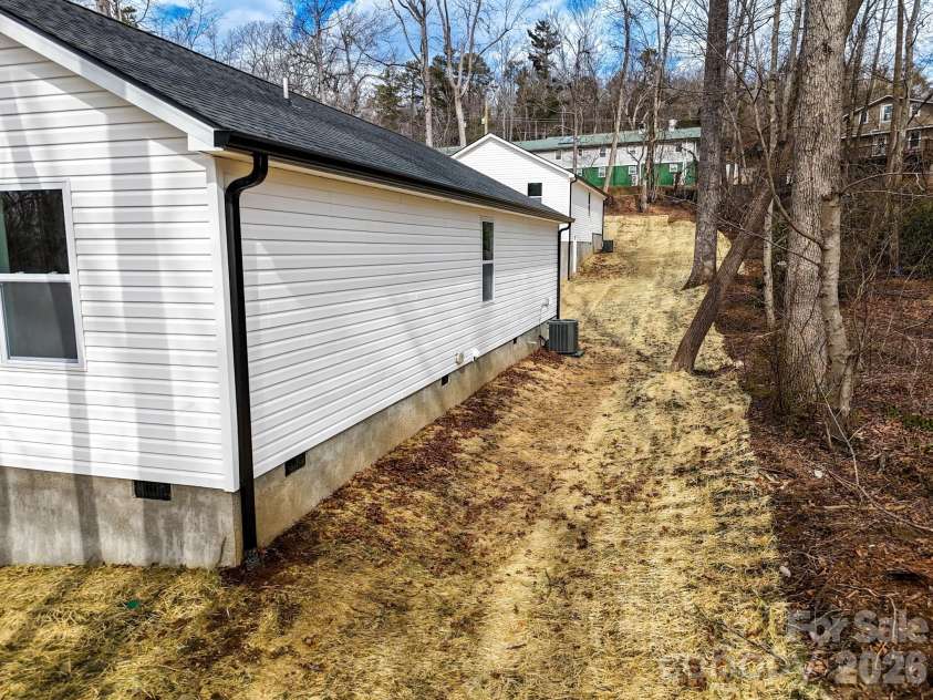 14 Knox Road, Black Mountain, NC 28711.  MLS# CAR4327313, YatesRealty ID 2429. 