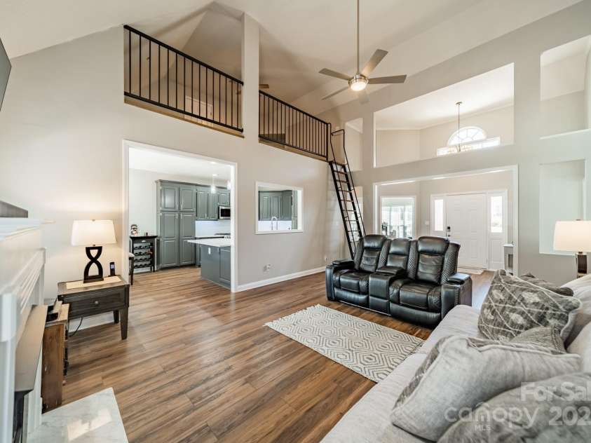 143 Shoreview Drive, Mooresville, NC 28117.  MLS# CAR4226805, YatesRealty ID 2429. Great Room