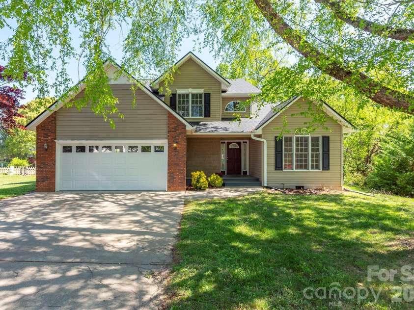23 Westmont Drive, Asheville, NC 28806.  MLS# CAR4371599, YatesRealty ID 24290. 
