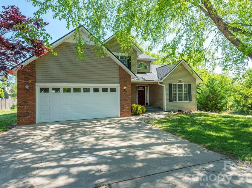 23 Westmont Drive, Asheville, NC 28806.  MLS# CAR4371599, YatesRealty ID 24290. 