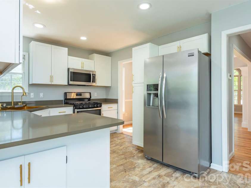 23 Westmont Drive, Asheville, NC 28806.  MLS# CAR4371599, YatesRealty ID 24290. 