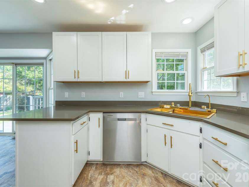 23 Westmont Drive, Asheville, NC 28806.  MLS# CAR4371599, YatesRealty ID 24290. 