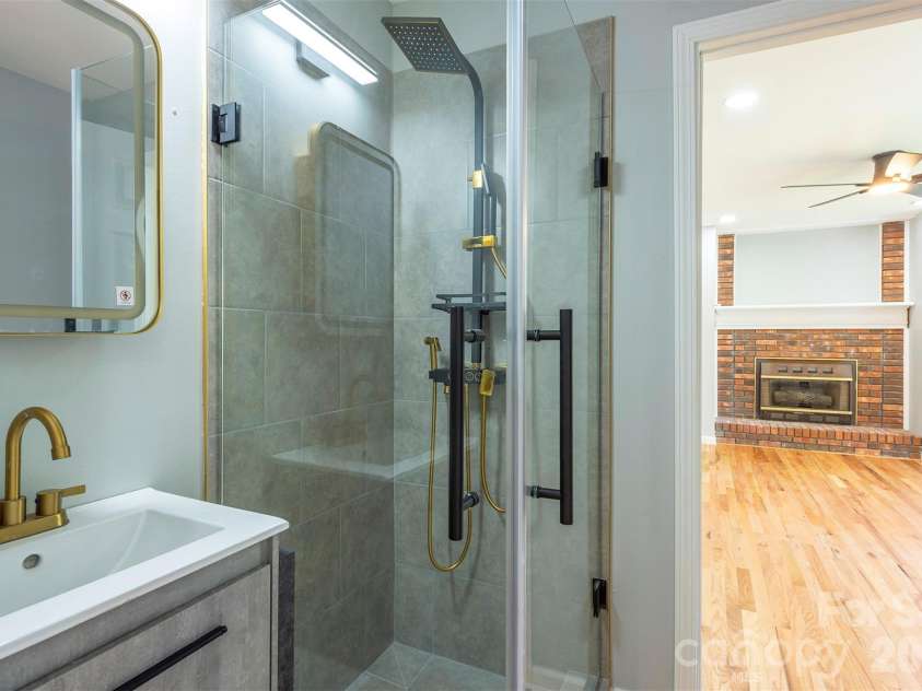 23 Westmont Drive, Asheville, NC 28806.  MLS# CAR4371599, YatesRealty ID 24290. Main level full bath