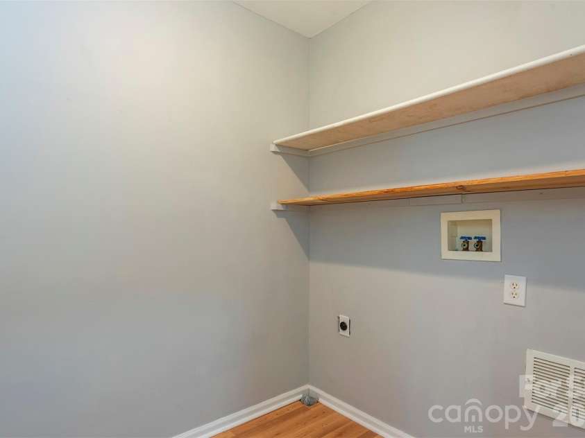 23 Westmont Drive, Asheville, NC 28806.  MLS# CAR4371599, YatesRealty ID 24290. Main level laundry