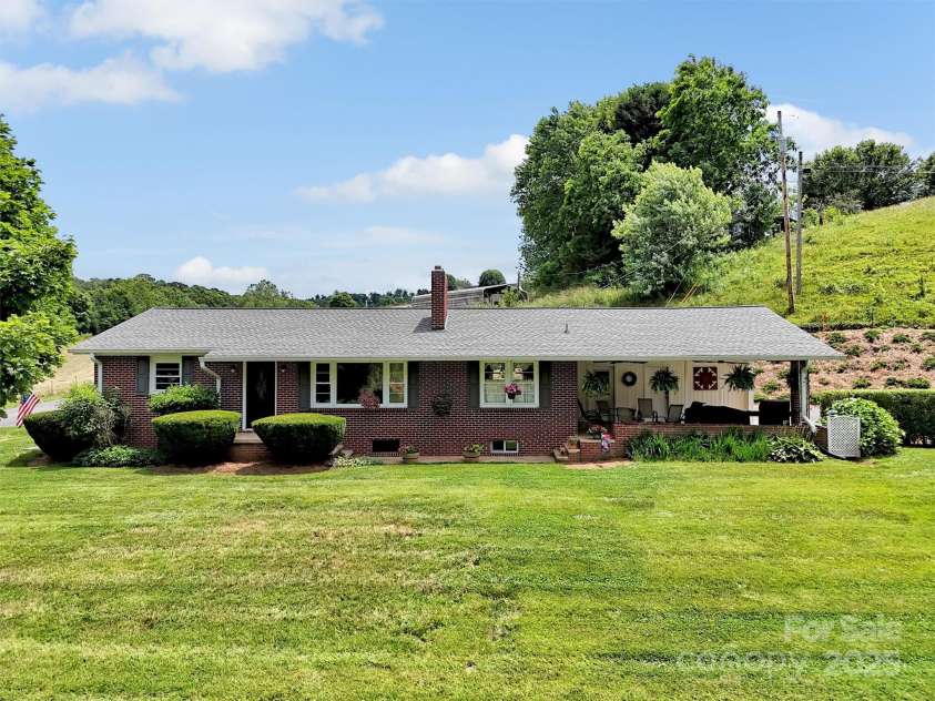 463 Golf Course Road, Clyde, NC 28721.  MLS# CAR4275695, YatesRealty ID 24290. 