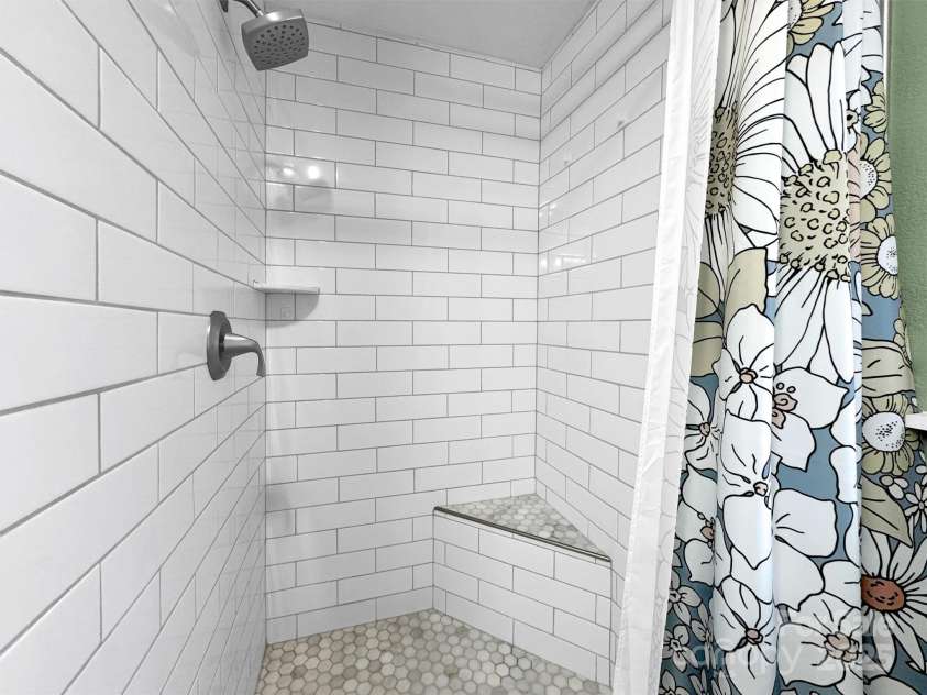 463 Golf Course Road, Clyde, NC 28721.  MLS# CAR4275695, YatesRealty ID 24290. 