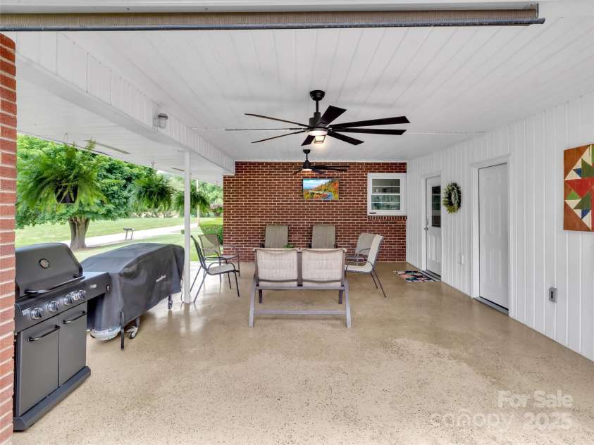 463 Golf Course Road, Clyde, NC 28721.  MLS# CAR4275695, YatesRealty ID 24290. 