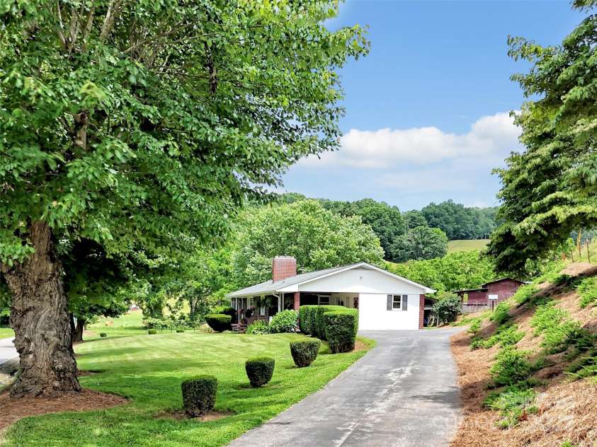 463 Golf Course Road, Clyde, NC 28721.  MLS# CAR4275695, YatesRealty ID 24290. 
