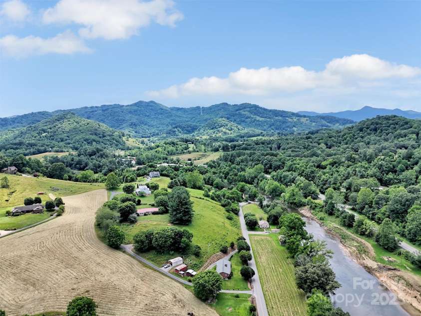 463 Golf Course Road, Clyde, NC 28721.  MLS# CAR4275695, YatesRealty ID 24290. 