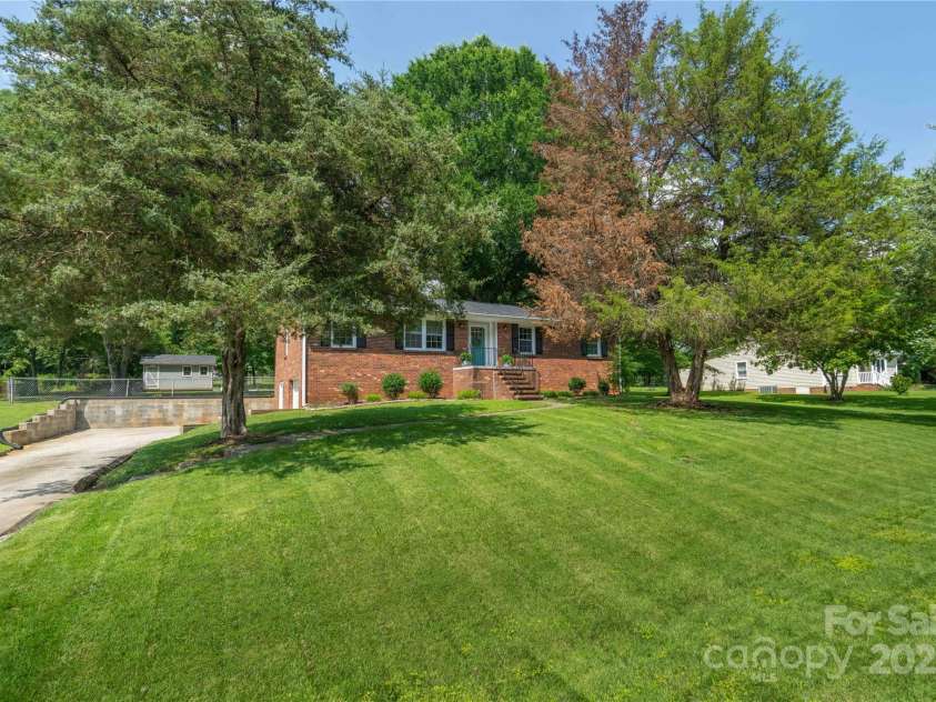 138 Cread Court, Winston Salem, NC 27127.  MLS# CAR4277408, YatesRealty ID 24294. 