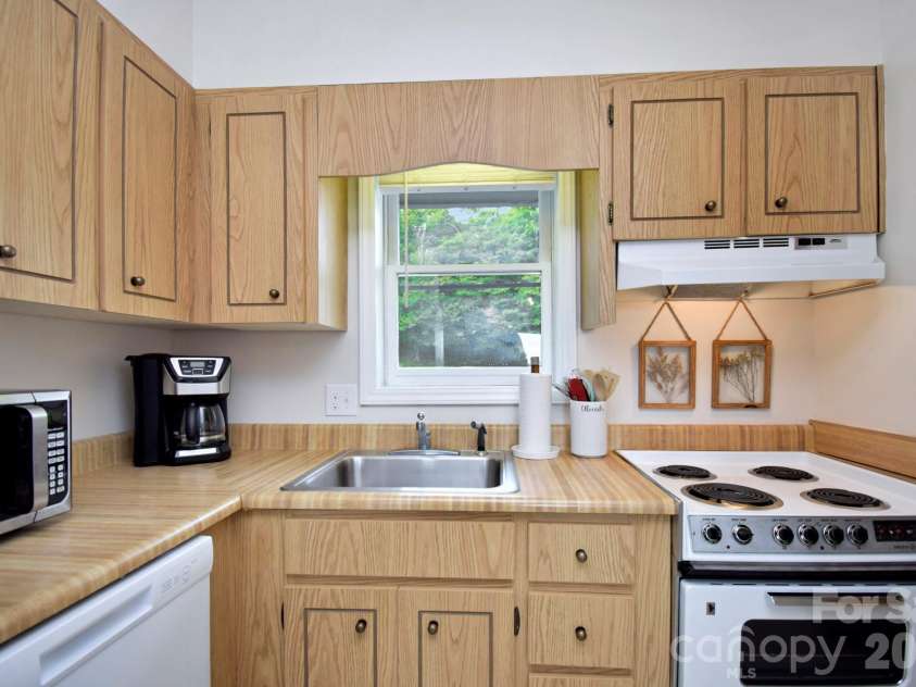 367 Skyleaf Drive, Sugar Mountain, NC 28604.  MLS# CAR4381675, YatesRealty ID 24298. 