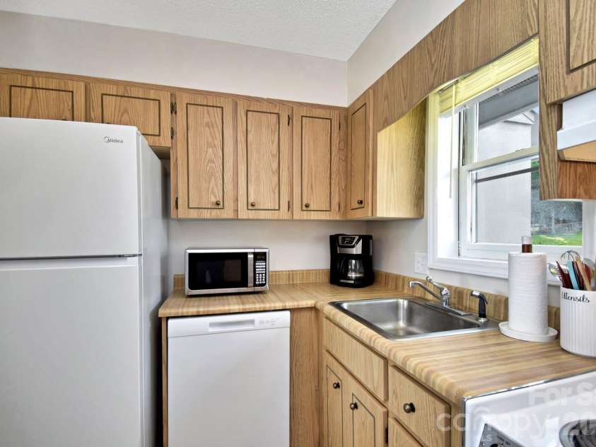 367 Skyleaf Drive, Sugar Mountain, NC 28604.  MLS# CAR4381675, YatesRealty ID 24298. 