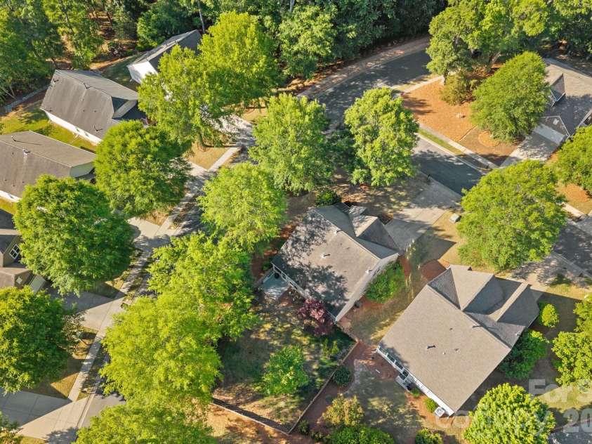 6902 Saranac Lane, Matthews, NC 28105.  MLS# CAR4368511, YatesRealty ID 24299. 