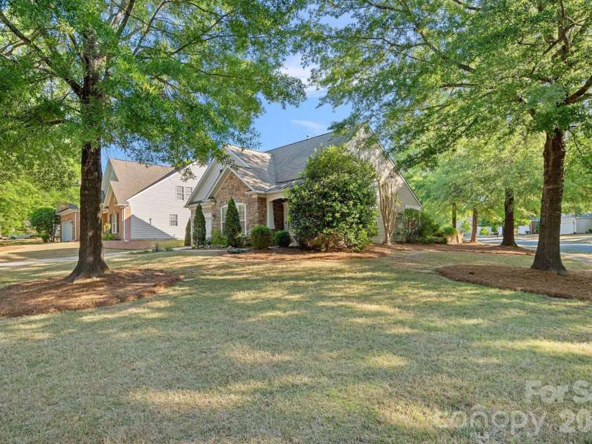 6902 Saranac Lane, Matthews, NC 28105.  MLS# CAR4368511, YatesRealty ID 24299. Corner Lot
